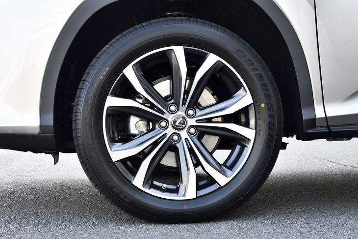 タイヤサイズは前後とも235/55R20。オプションでノイズリダクションアルミホイールも選択可能（試乗車には非装着）。