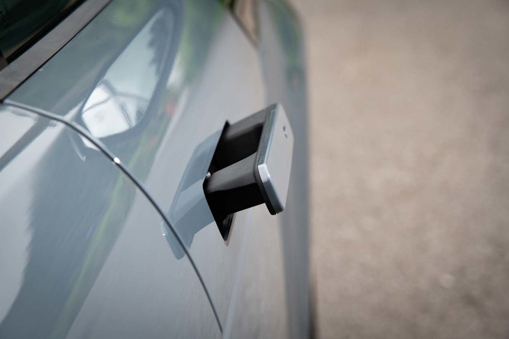 走りだすと自動でボディーに格納される、デプロイアブルドアハンドルを採用している。