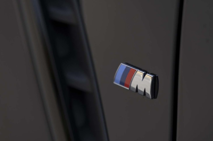 今回試乗した「iX3」は「M」エンブレムを装着するスポーティーグレード。「アドバンスポーツV107」は、「M」や「AMG」を冠するドイツの高性能車にも新車装着されている。