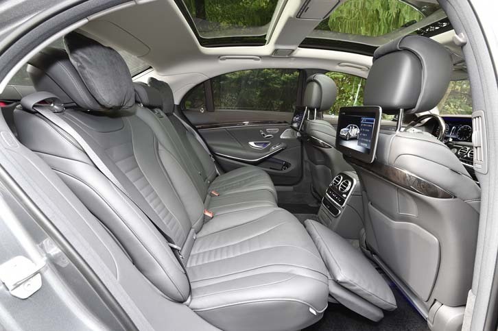 試乗車はオプションの「ショーファーパッケージ」を装備していた。助手席側後席にオットマンが備わるほか、左右それぞれにエンターテインメントシステムが搭載されるなど、後席を中心に快適装備が追加される。