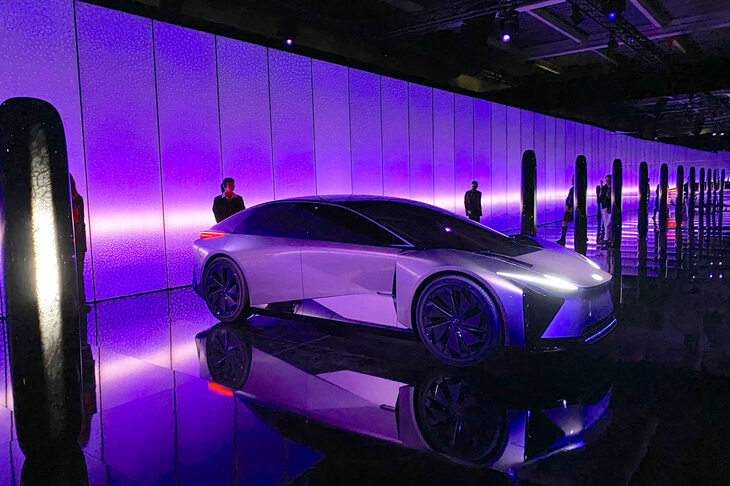 レクサスのインスタレーション「BEYOND THE HORIZON」を担当したのは、英国で自身のスタジオ、Tangent（タンジェント）を主宰する吉本秀樹氏。彼は2013年の第1回レクサス・デザインアワード受賞者であった。