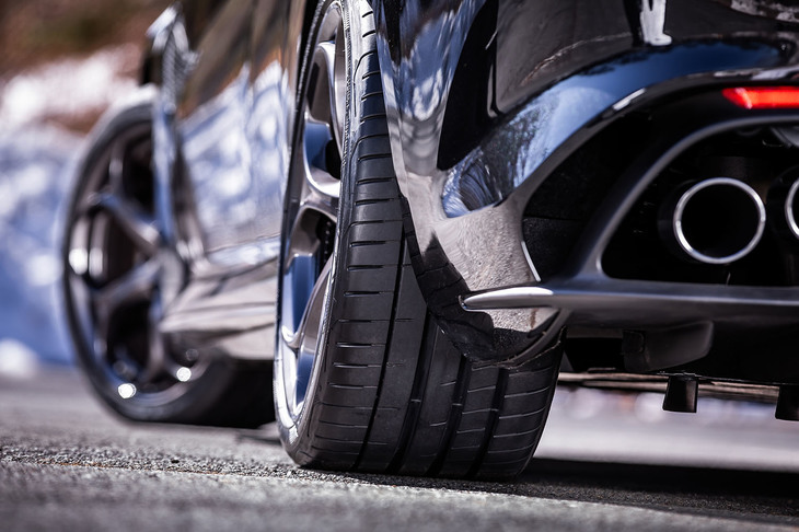 高剛性のカーカス素材をトレッド面にまで用いて、剛性を強化した新設計のサイドウォールを採用。ステアリングインフォメーション特性と、リニアなハンドリングの両立に寄与しているという。