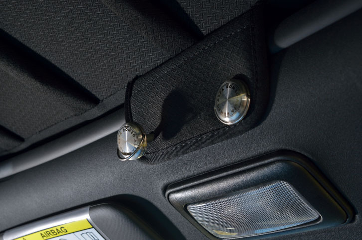 
	乗員の頭上には、ソフトトップのストッパーが設けられている。専用工具は不要で、2つのピン（写真）を回すことによりロック／アンロックを行う。
	