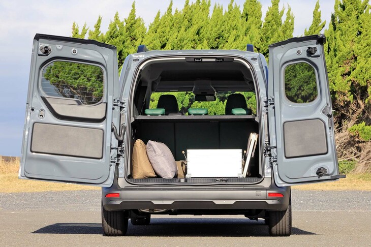 圧巻の積載能力も「カングー」の自慢。今回は大きめのたき火台に、テーブル、イスを2脚、クッション、カンテラ等々を持参したが、スペースにはまだまだ余裕があった。