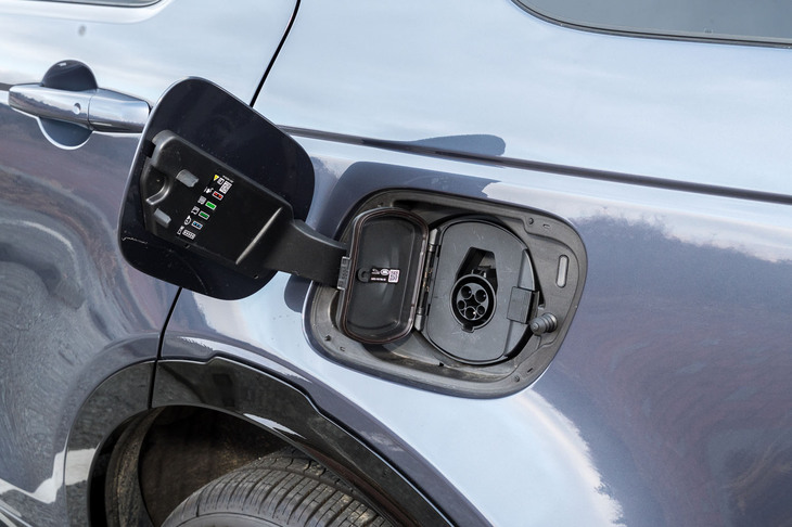 左のリアフェンダーパネルに備わる充電口。電池はリチウムイオン式で、使用可能電力量は15kWh。一充電走行距離は66.1km（WLTCモード）とされている。