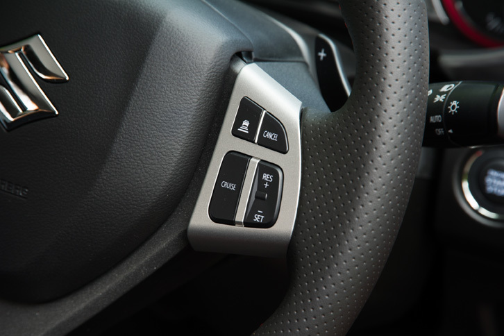 スズキ・エスクード1.4ターボ（ステアリングスイッチ）