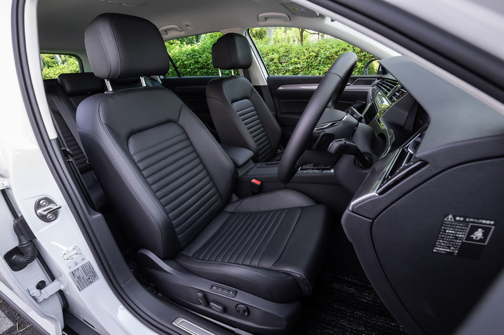 「パサート オールトラックTDI 4MOTIONアドバンス」には、前後スライドや高さ、リクライニングの調整が電動となるベンチレーション機能付きナッパレザーフロントシートが標準装備される。