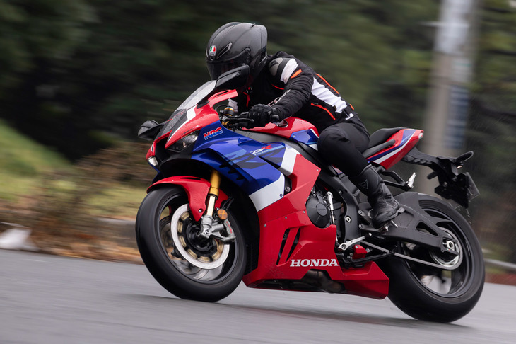 車両骨格には重力金型鋳造製法のアルミ製ダイヤモンドフレームを採用。従来モデルより縦剛性とねじり剛性を高めつつ、横剛性を下げることで、高出力をしっかり受け止めつつハードブレーキングに耐えられる剛性を確保している。