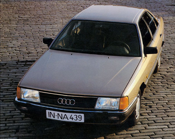 「アウディ100」
	1968年にデビューしたアウディの上級車種で、映画に登場するのは3代目のモデルにあたる。1994年にマイナーチェンジを受けた最終モデルが「A6」と名前を変え、後継モデルが現在も販売されている。
	 