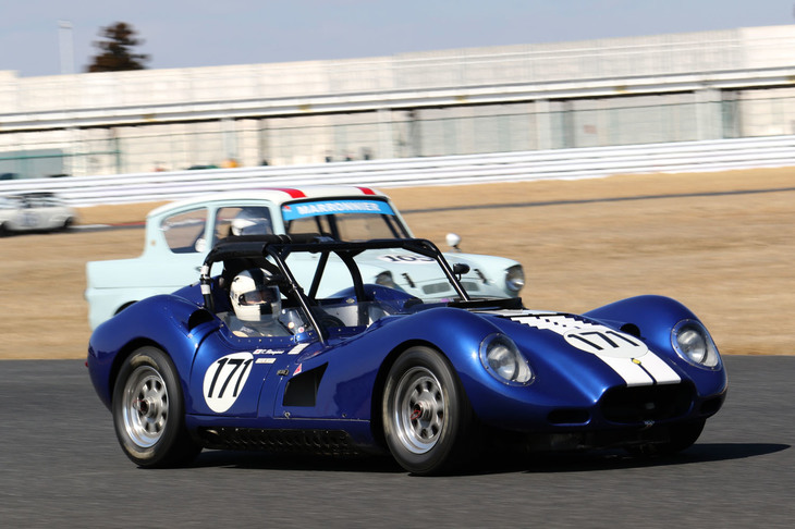 クリスタルカップ予選における「リスター・シェルビー」と「フォード・アングリア」。決勝では前者はリタイア（ちなみに完走して入賞しても排気量が基準以上のため賞典外）、後者は3位に入った。