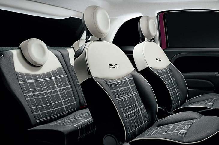 「500エレガンツァ」のインテリア。ガラスルーフやBeatsオーディオシステムなどが採用されている。