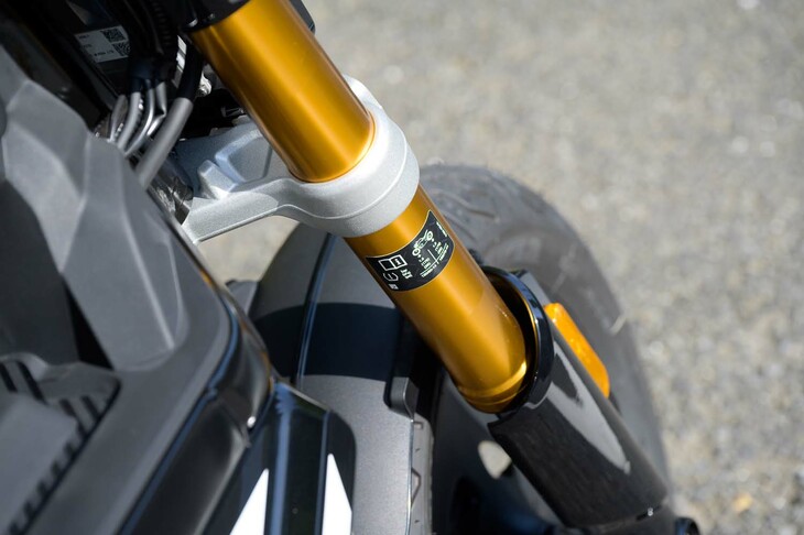 フロントサスペンションには倒立式のテレスコピックフォークを採用。117mmのストロークを確保している。