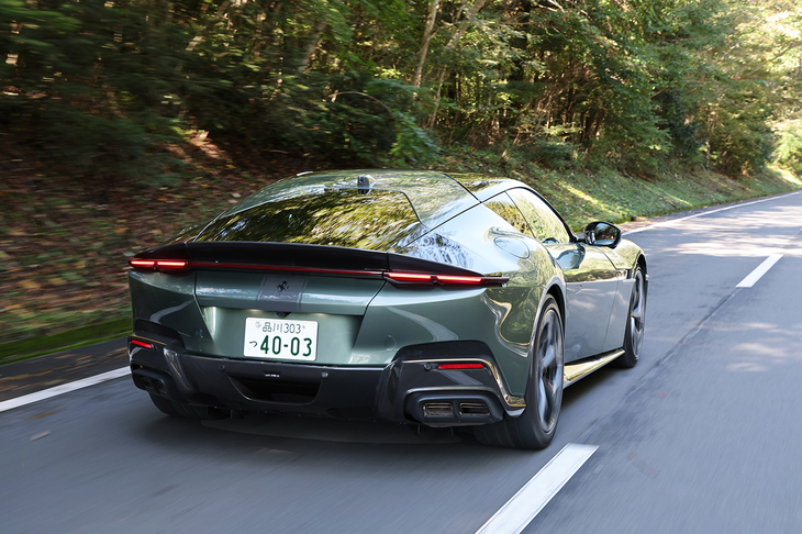 エンジンはフロントミドに押し込まれ、8段DCTはトランスアクスル式でリアに搭載。車検証による前後重量配分は850kg：920kg＝48：52だった。