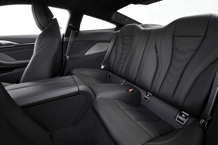 後席の定員は2人。背もたれは可倒式になっており、荷室の容量を拡大することができる。