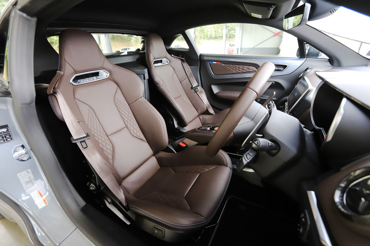 もう一台のカタログモデル「A110リネージ」のインテリア。「A110ピュア」のものとは異なるブラウンレザーのサベルト製スポーツシートが装着されている。そのため車両重量は、20kg増しの1130kgとなる。