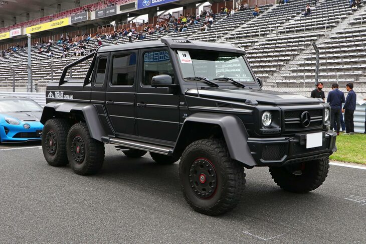 スーパーグリッドウオークに登場した六輪車「メルセデス・ベンツG63 AMG 6×6」。2014年に発売された限定車で、当時の価格はなんと8000万円。日本導入台数も、わずか5台という希少さである。そのスケールと価格に驚かされた一台だ。