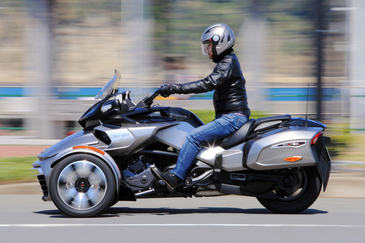 「F3」シリーズではライダーの体形を問わず最適なライディングポジションを実現するため、バーハンドルの形状とフットペダルの位置を、それぞれ5種類の中から選択可能となっている。