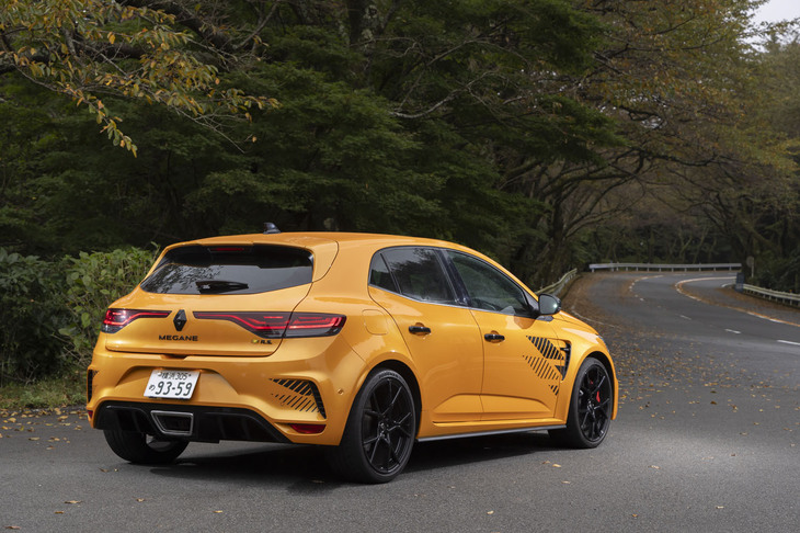 「メガーヌR.S.」といえば量産FF車世界最速の座をめぐるバトルの話題は外せない。2019年5月にはドイツ・ニュルブルクリンクの北コースで当時の新記録となる7分40秒100を計時した（アタックマシンは「トロフィーR」）。