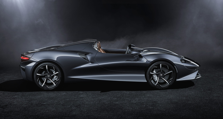 ドアはマクラーレン各車でおなじみの縦方向に開閉するディヘドラルドアを採用。