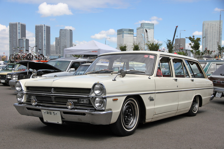 「日産グロリア バン」。縦目デュアルヘッドライトから俗に“タテグロ”などと呼ばれる、1967年に登場した3代目グロリアの商用バン。グロリアは初代からアメリカンなテイストをスタイリングに取り入れ、うまく消化していた。