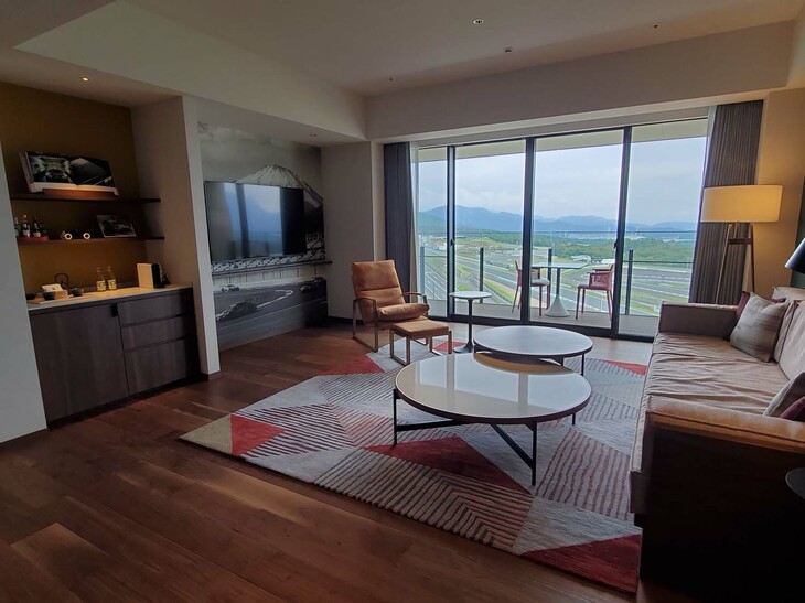 客室は半々の割合で“サーキットビュー”または“富士ビュー”となっており、全室にベランダが設けられている。写真はサーキットビューのスイートルームで、部屋からの眺めはご覧のとおり。