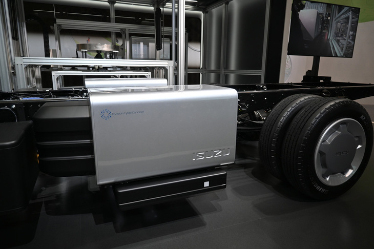 「いすゞ・エルフEV」とバッテリー交換式ソリューション「EVision Cycle Concept」の展示。