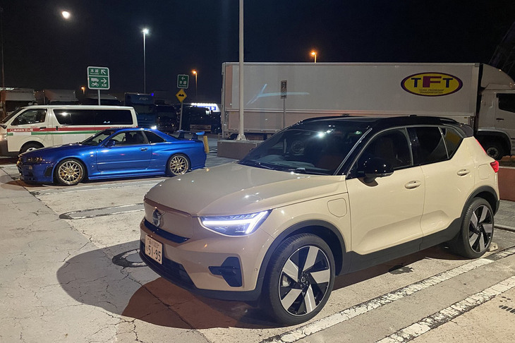 夜の首都高・辰巳PAには、いつものようにクルマ好きがチラホラ集まっていた。奥の駐車スペースに、ブルーのR34型「日産スカイラインGT-R」が控えめに鎮座ましましている。私はうれしくなって、その近くに「EX40ウルトラ ツインモーター」を止めた。