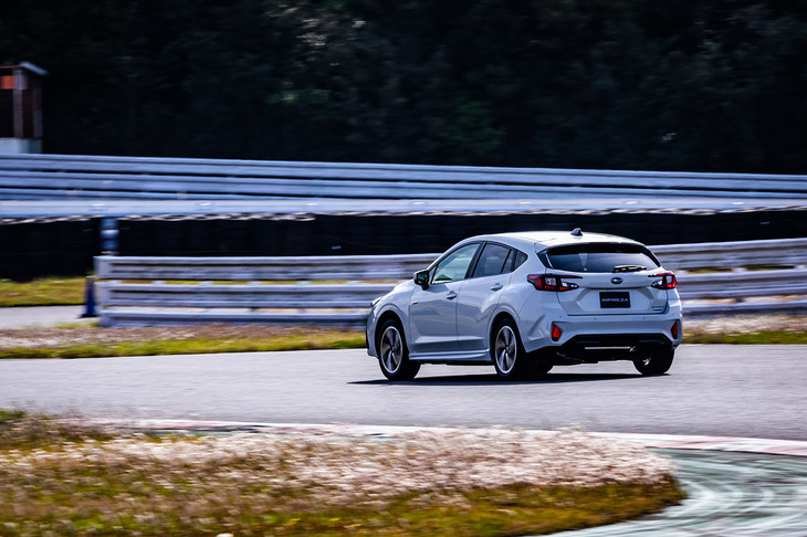 スバル・インプレッサ（クローズドコースでの走行シーン）