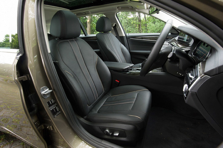 シート表皮はダコタ・レザー。内装色はブラックとベージュの2色が用意されている。