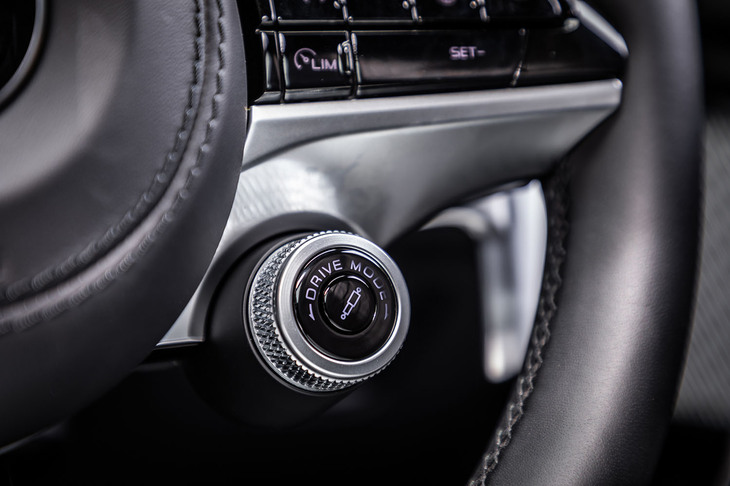 電子制御式ダンパー装着車は、ステアリングスポーク右下のドライビングモードの切り替えスイッチで「COMFORT」「GT」「SPORT」の3つからドライブモードを選択できる。