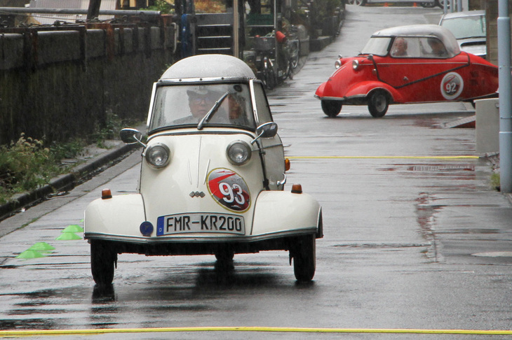 続々とやってくるバブルカー。2台の「メッサーシュミットKR200」は、前が1963年で、後ろが1960年モデル。