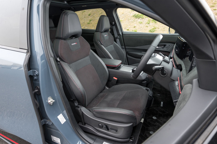 シートはスエード調の表皮を張った専用デザイン。ベース車のシートをベースに開発したため、電動調整機能やヒーター等が失われていないのがうれしい。