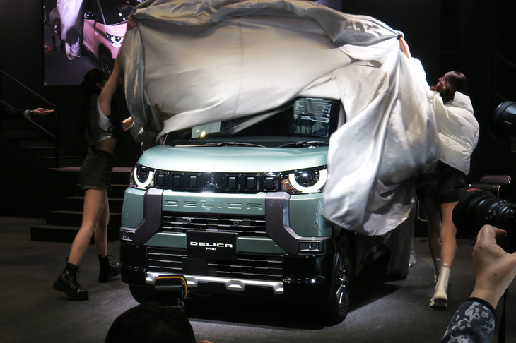 「三菱デリカミニ」の実車、ついに公開！ の瞬間。2023年1月13日、東京オートサロン2023の三菱ブースにて。