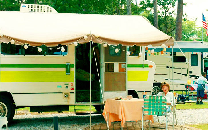 「ウィネバゴ」
	1960年代に安価なキャンピングカーの製造・販売を始め、アウトドアファンから支持を集める。ベースとして使われているのは、ダッジ、メルセデス・ベンツ、フィアットなど。