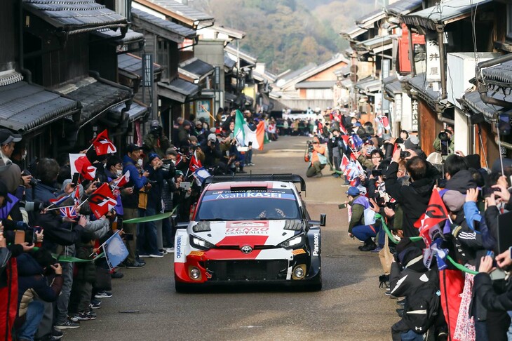 リエゾンとなっている、城下町として栄えた岩村の古い街並みを通過するトヨタの「GRヤリス ラリー1 ハイブリッド」。今年のラリージャパンには、去年にも増して多くのギャラリーが詰めかけた。