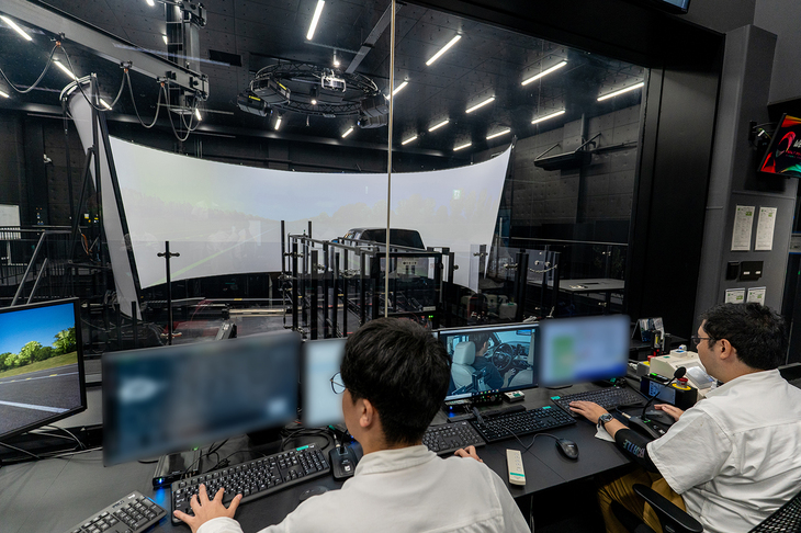 シミュレーターを見渡せるところにはオペレータールームがある。カットモデルの挙動だけでなく、ドライバーの視線の動きなどもデータ化しているという。