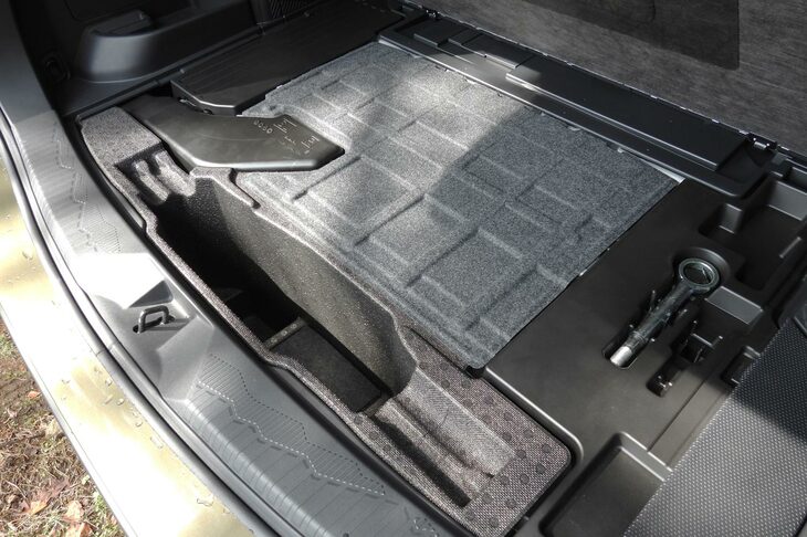 ストロングハイブリッド車の「 S：HEV」では、バッテリーを搭載する関係で、荷室の床下収納がほとんど排されている。