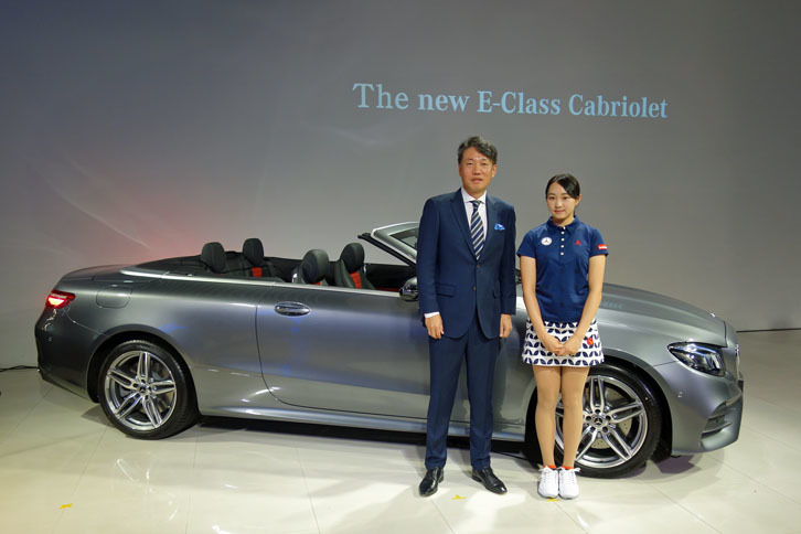 メルセデス・ベンツ日本の上野金太郎社長（写真左）と、新人プロゴルファーの三浦桃香選手。メルセデス・ベンツ日本は日本女子プロゴルフ協会のオフィシャルパートナーを務めており、2018年から三浦選手もサポートを受ける。