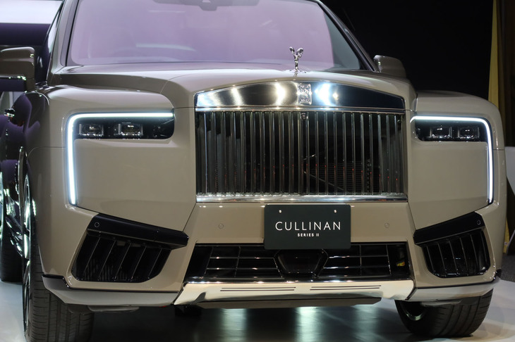 ロールス・ロイスの象徴たるパンテオングリルのデザインも変更された。