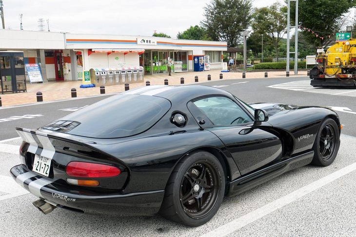 寄居PAにてトイレ休憩の図。助手席側の窓を少し開けているのは、こうしていないと走行中キシキシ鳴ってうるさいから。どうもドアが落っこちてきているらしいのだが、これって直るのかな？