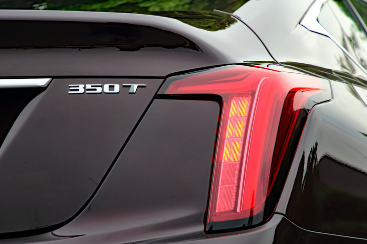 「350T」というバッジは、搭載されるエンジンを示したもの。日本仕様は2リッター直4ターボのみだが、アメリカには出力の異なる2種類の3リッターV6ターボも用意される。