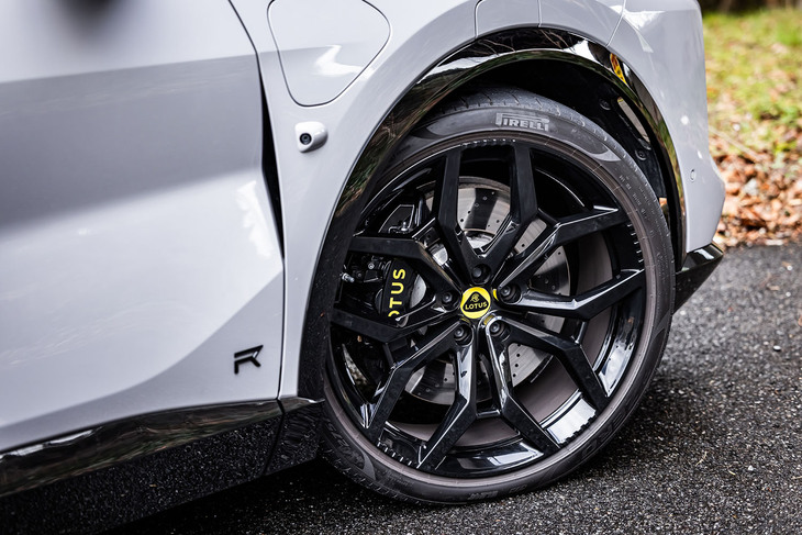 エントリーモデルの「エレトレ」とスポーツモデルの「エレトレS」が22インチホイールを採用するのに対して、最上級モデルの「エレトレR」は23インチホイールを標準装備としている。今回の試乗車はフロントに275/35R23、リアに315/30R23 サイズの「ピレリPゼロELECT」タイヤを組み合わせていた。