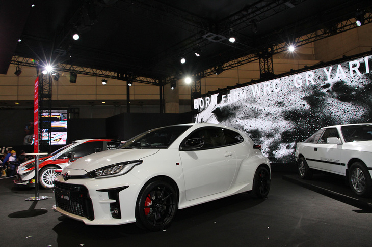 TOYOTA GAZOO Racingの主役たる「GRヤリス」。後ろは「ヤリスWRC」、右は大先輩にあたる「セリカGT-FOUR」。