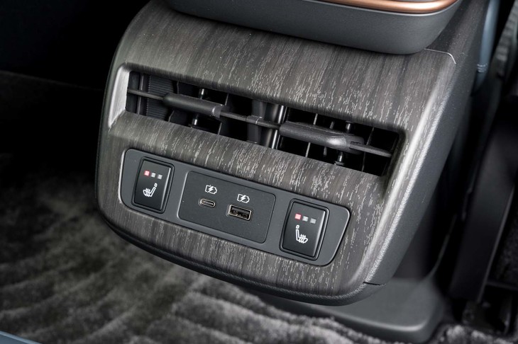 後席用にもエアコン吹き出し口を完備。USBポートは前席ともどもタイプAとタイプCがそろってレイアウトされる。