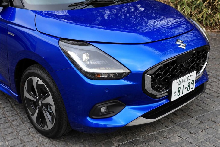 これまでのモデルからイメージが刷新されたフロントマスク。フロントまわりの延長は、新しい運転支援システム用のミリ波レーダーを積むスペースを確保するためでもあった。