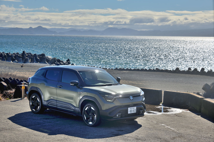 スズキ初の量販BEVであり、インド生産の世界戦略車であり、またスズキ初のSDV（ソフトウエア・デファインド・ビークル）ともされている「eビターラ」。あらゆる意味でスズキの次世代戦略を占う一台である。