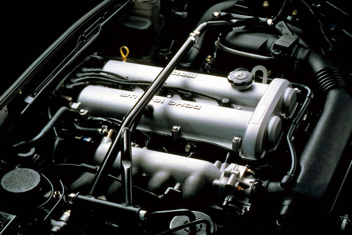 エンジンは、当初はコンパクトカー「ファミリア」のものを“縦置き用”に改良したという1.6リッター直4 DOHCだったが、後により排気量の大きな1.8リッターに変更された。