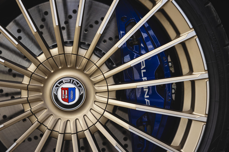 アルピナ・ブルカルト・ボーフェンジーペン社が用いていたアルピナのエンブレム。キャブレターとクランクシャフトを図案化したものとして知られている。