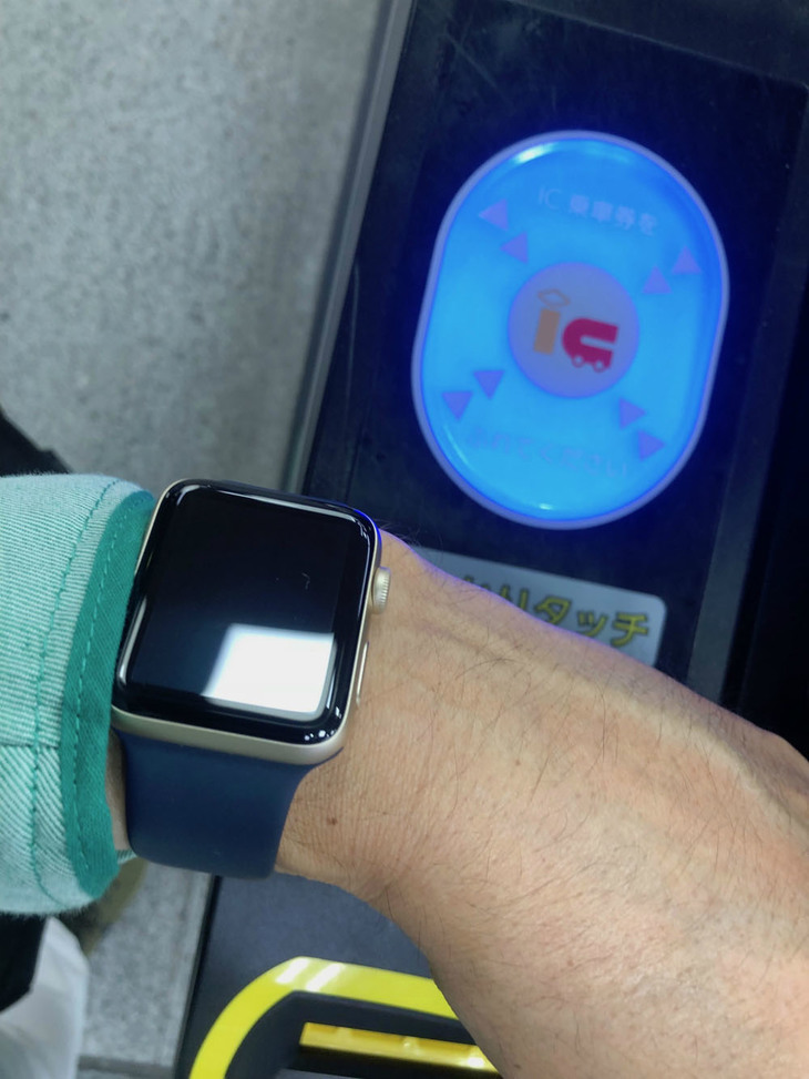 筆者の「アップルウオッチ2」。モバイルSuica対応には重宝しているが、チャージでしくじることも。