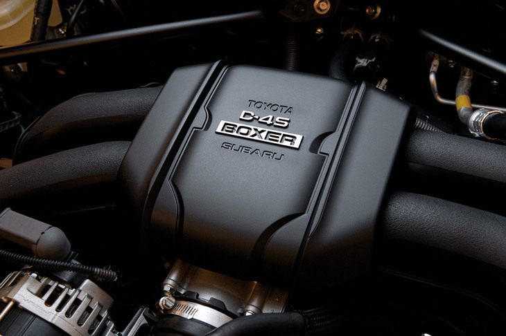 新型スバルBRZ（2.4リッター水平対向4気筒エンジン）